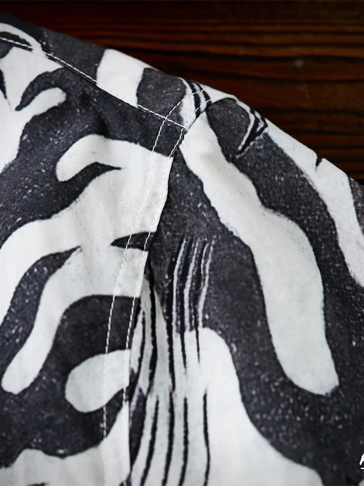 KARAKU×Ayako Ishiguro "White Tiger Biting the Tail" All-over Graphic Print Tencel Aloha Shirt - Image 14