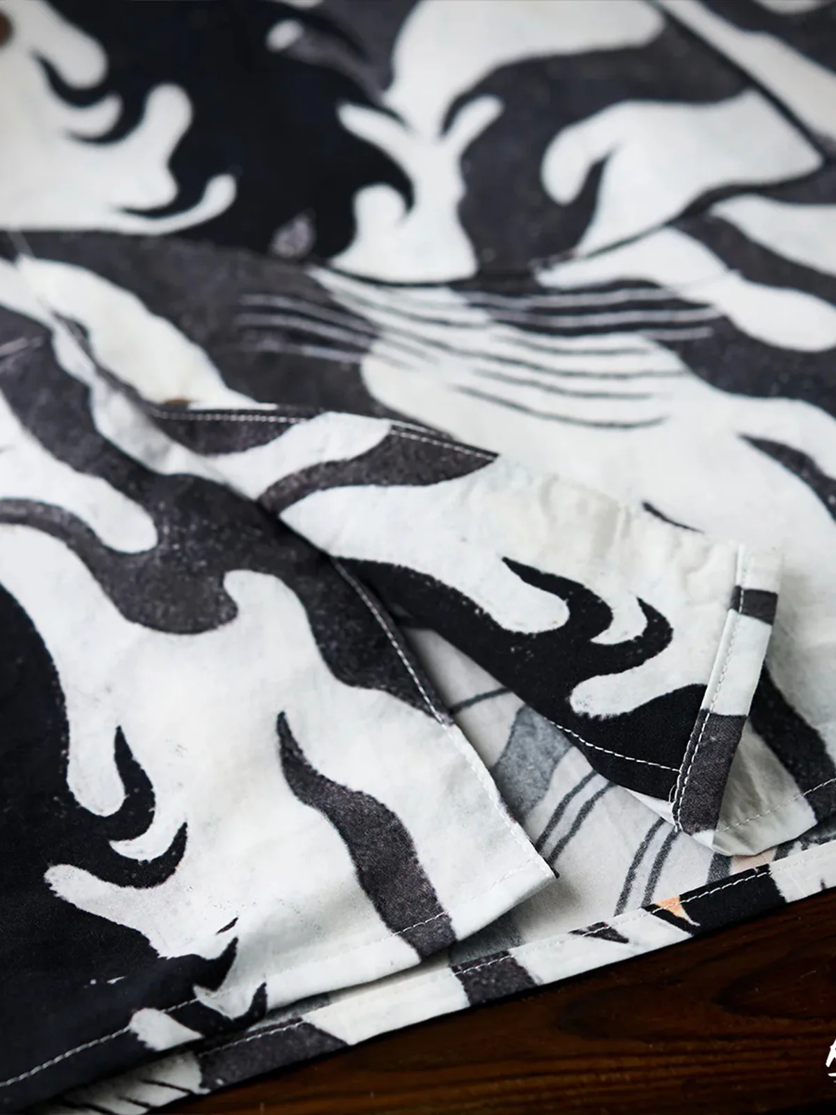 KARAKU×Ayako Ishiguro "White Tiger Biting the Tail" All-over Graphic Print Tencel Aloha Shirt - Image 15